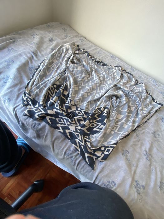 Camisa geometrica azul e bege