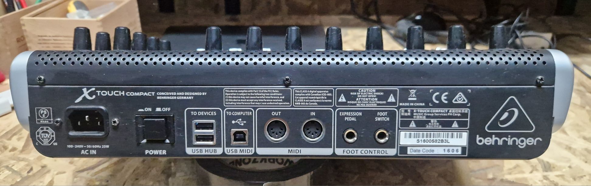 Behringer X Touch Compact