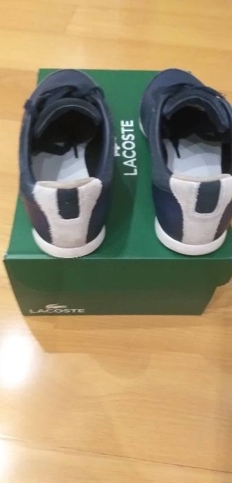 Sapatos Lacoste.