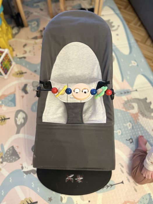 Lezaczek baby bjorn z zabawką