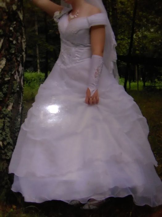 Чудова весільна сукня