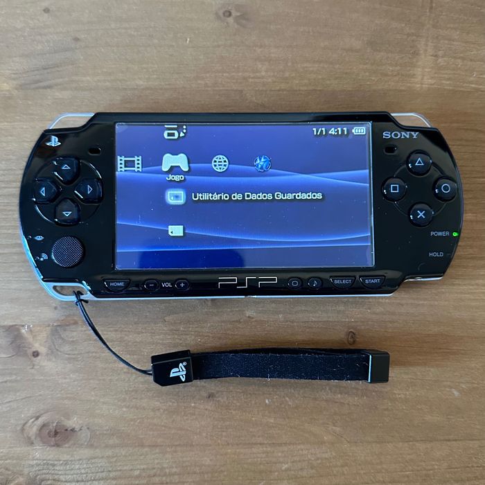 PlayStation Portable (PSP-2004) + jogos/filmes + acessórios