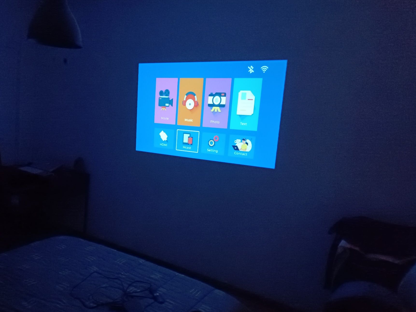 Projetor Portátil com pega e rosca para tripé