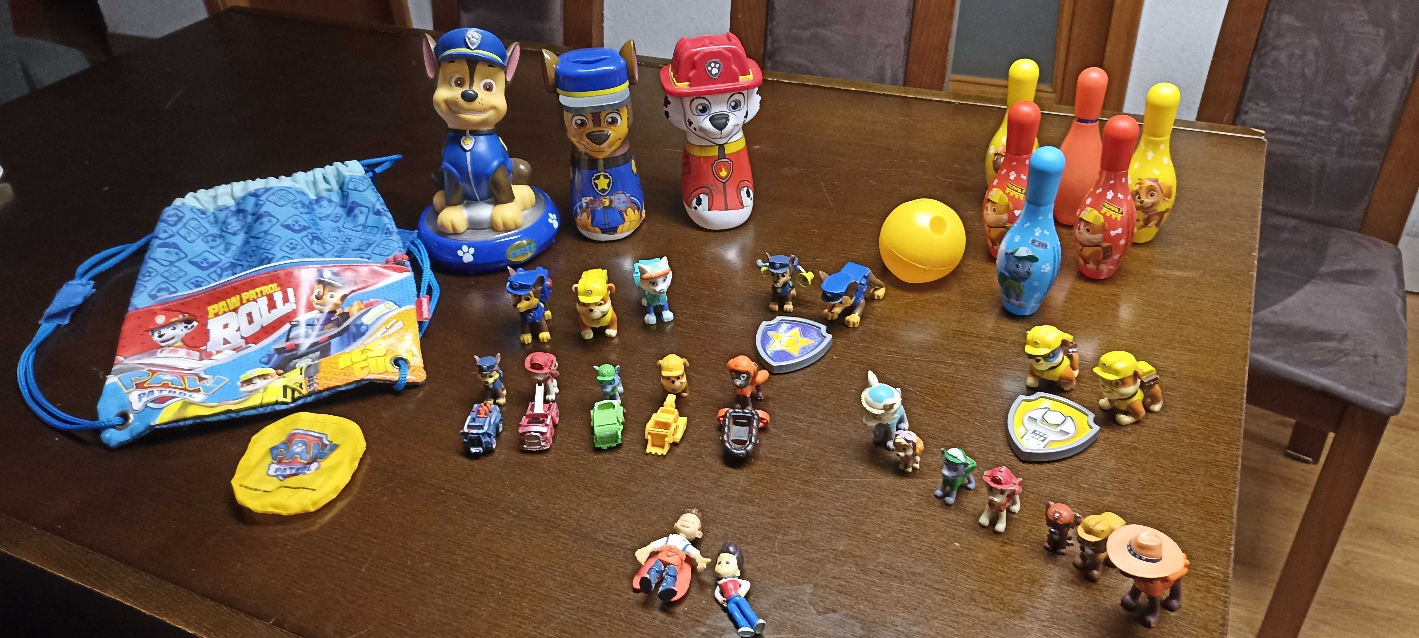 Móvel e brinquedos de criança