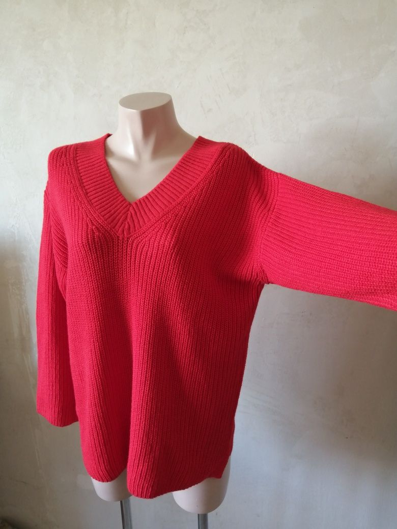 Червоний в'язаний светр