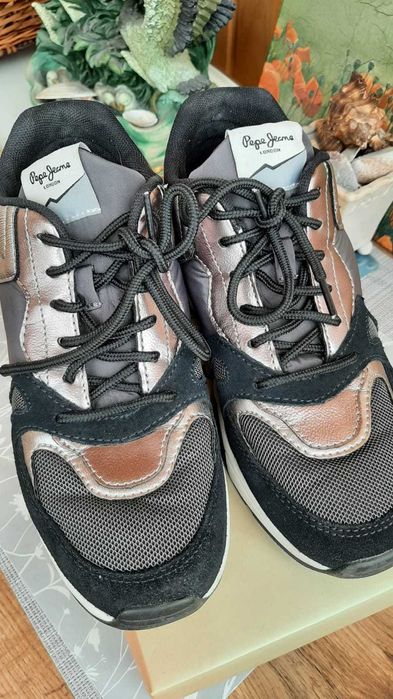 Кросівки жіночі . 37 розмір в гарному стані