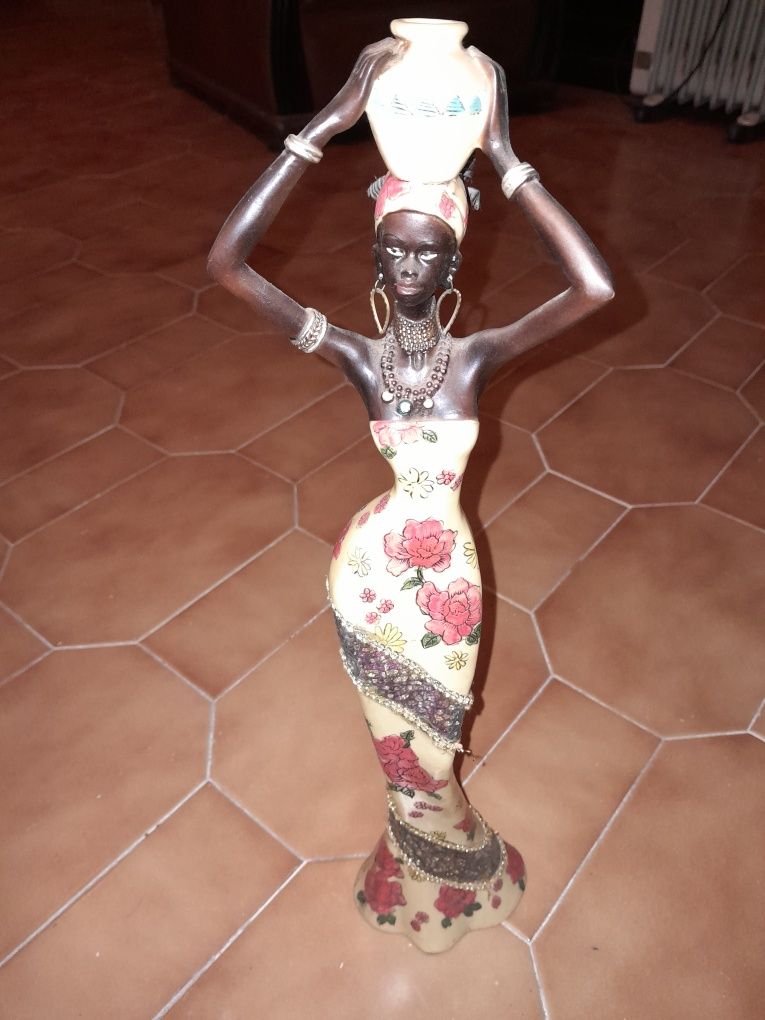 Estatueta antiga de mulher africana