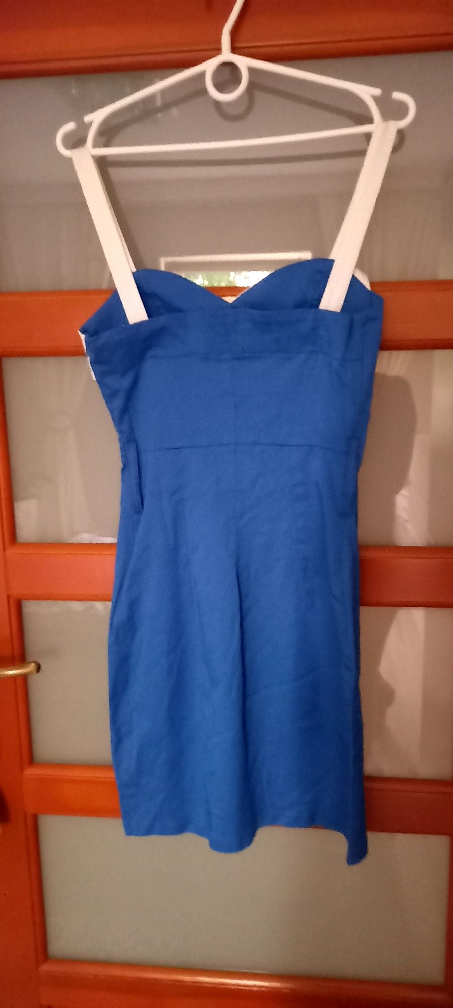 Niebieska sukienka z białym paskiem