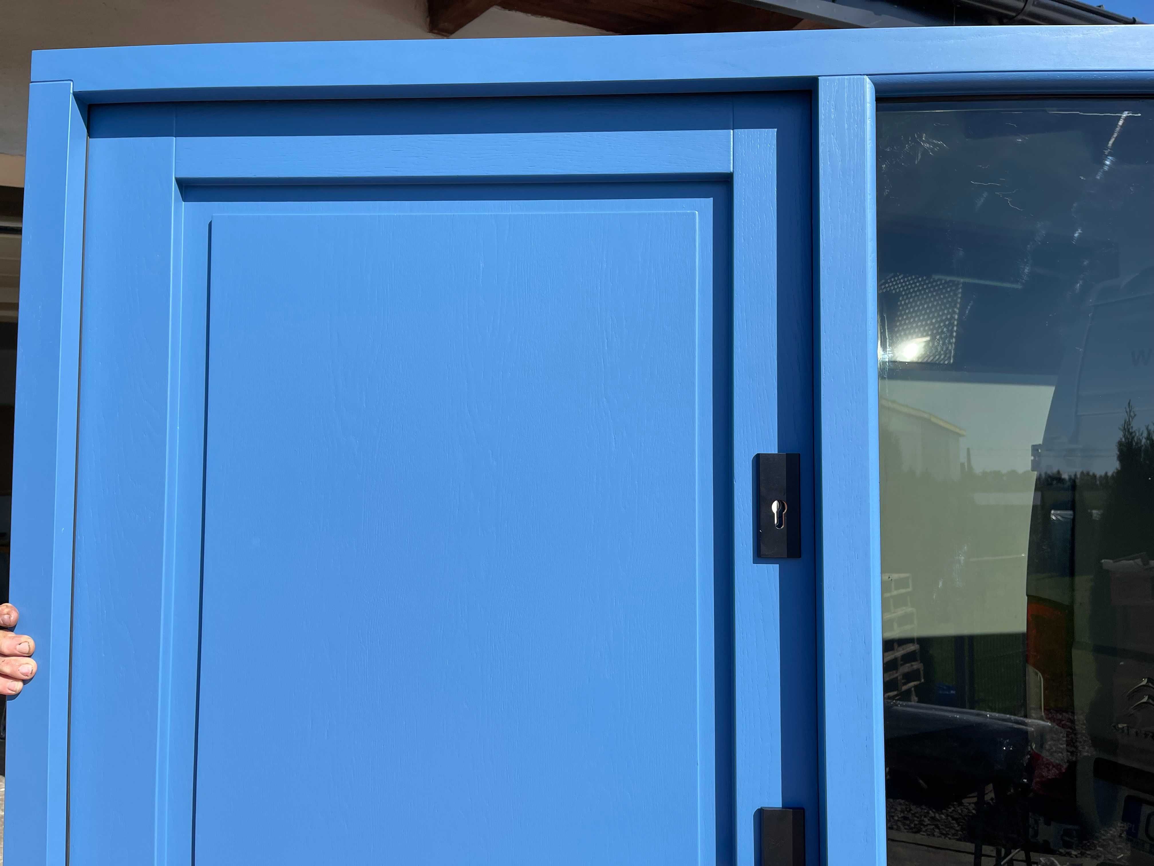 Drzwi zewnętrzne drewniane ANGIELSKIE niebieskie z doświetlem bocznym