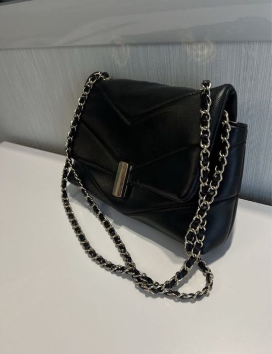 Чорна сумочка mango