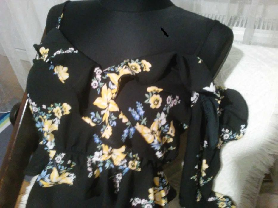 bluzka H&M z falbanką/ odkryte ramiona S/M