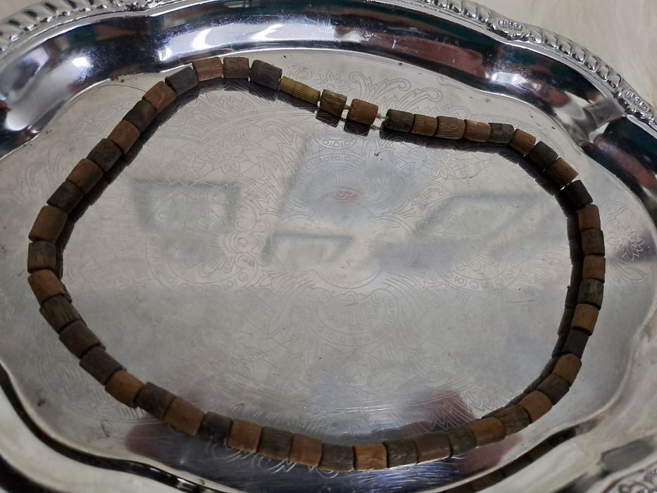 Drewniane koraliki - kształt kostkowy.