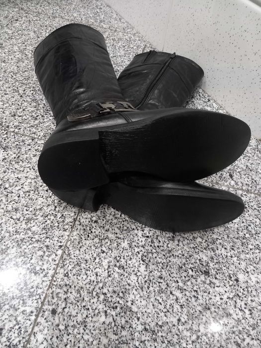 Botas em pele  preto