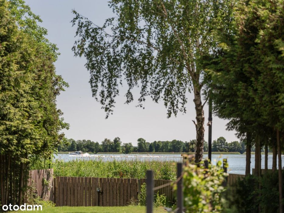 Domek mobilny na działce z widokiem na jezioro