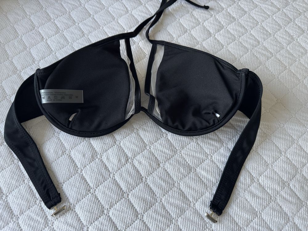 Czarny stanik z siateczką od stroju kapielowego bikini m