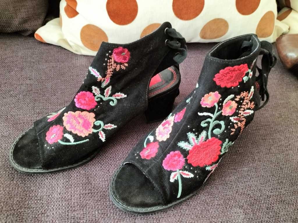 Wyjątkowe buty haftowane w kwiaty 38