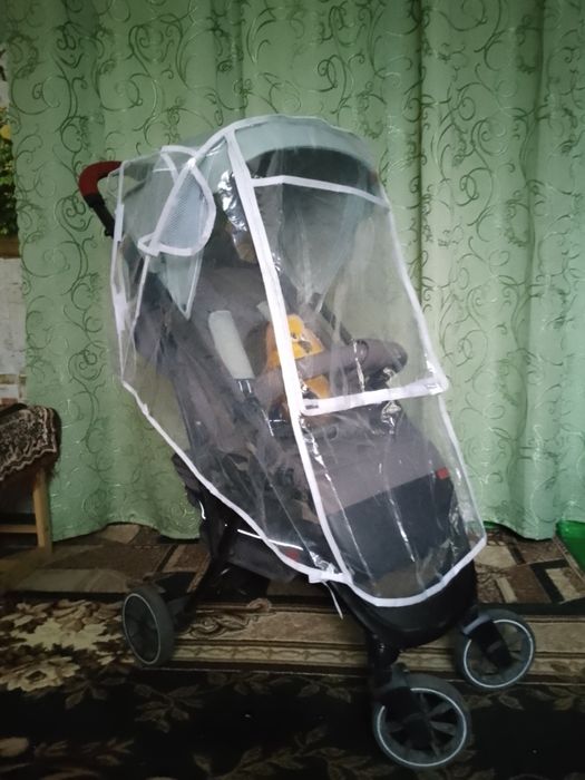 Прогулочна каляска в ідеальному стані