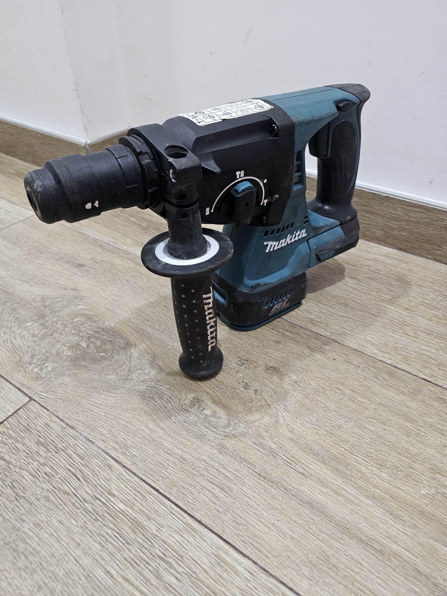 Martelo Perfurador Makita DHR242RTJ SDS Plus 18V
