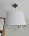 2 białe lampy sufitowe, żyrandole