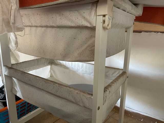 Móvel de madeira com Fraldário e banheira.