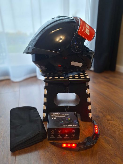 Kask motocyklowy z akcesoriami