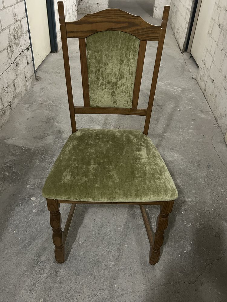 Trzy krzesla z zielonym obiciem