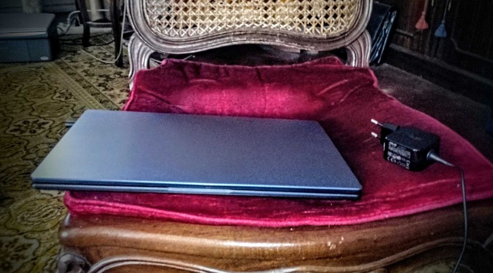 ASUS Vivobook E410MA com Windows 11 e oferta de mala de transporte.