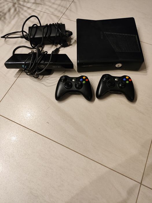 Xbox 360 + 2 pady + kinect