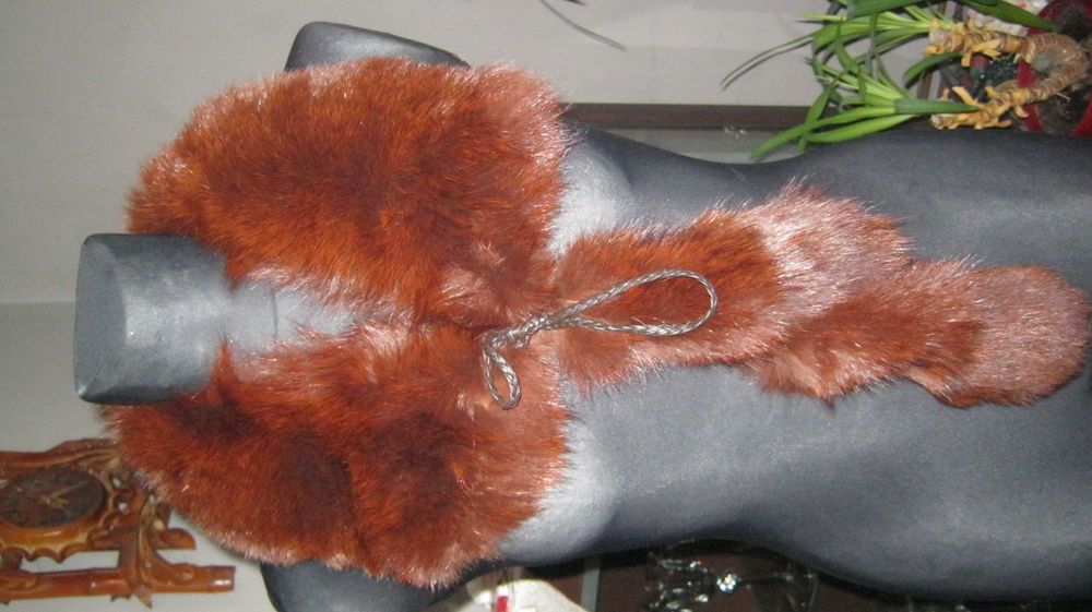 Urocze futerko  z karakułów z kołnierzem z lisa