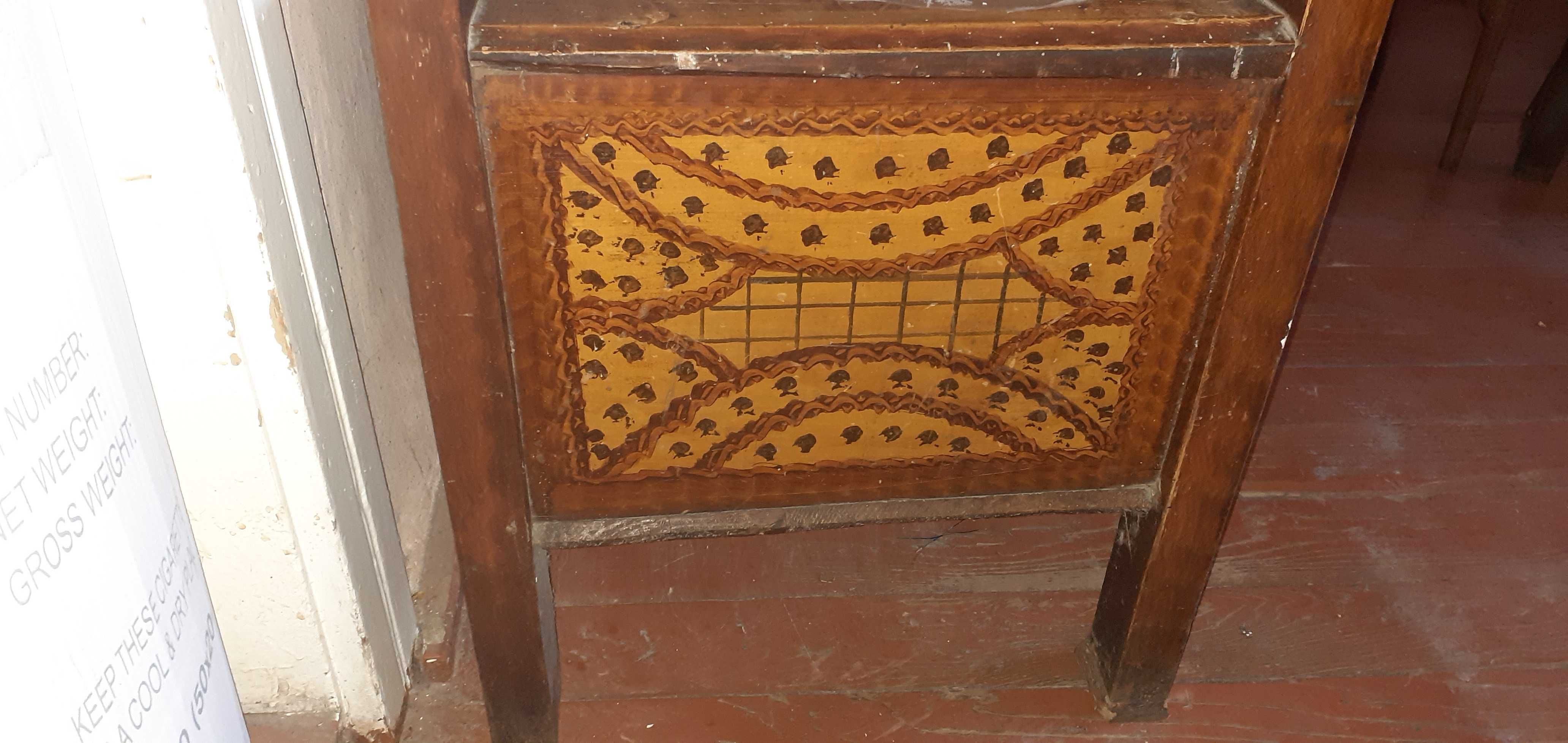 Старовиині антикварні меблі