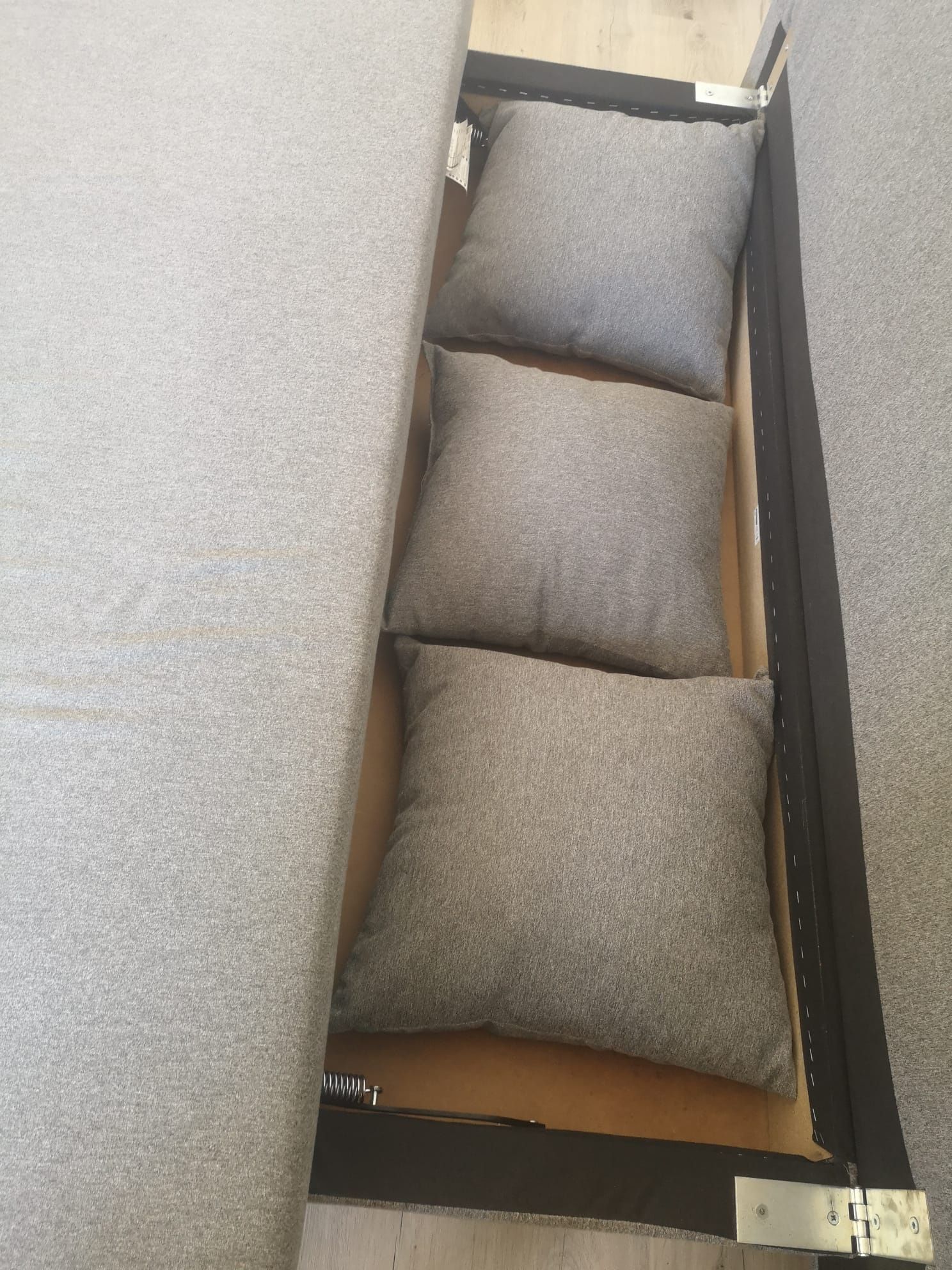 Sofá cama com almofadas