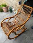 Fotel bujany z rattanu – styl retro / vintage