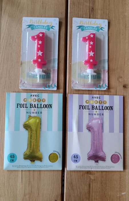 Dwa balony i dwie świeczki urodzinowe.  Dwie jedynki.