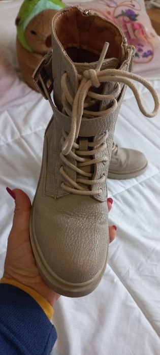 Botas 32 beje com detalhe dourado