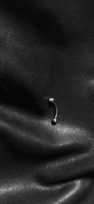 Piercings nas sobrancelhas, lábios e nariz.