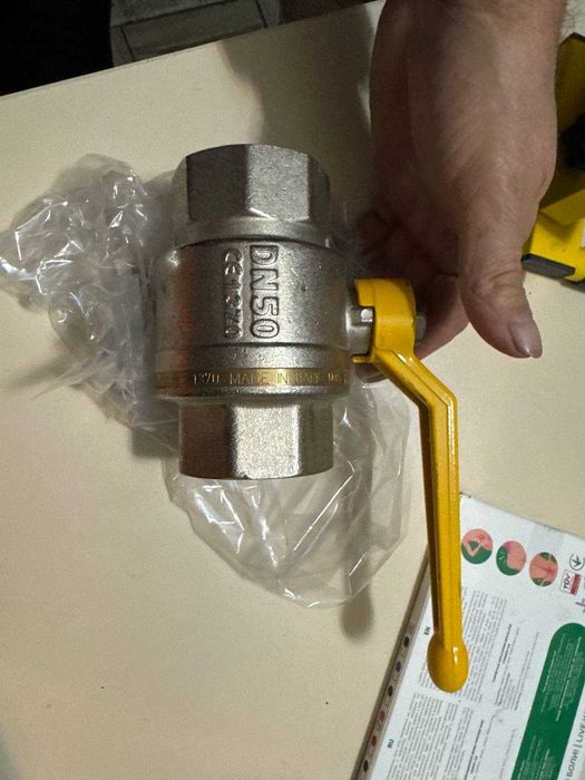 Газовий кран в наявності 2 шт