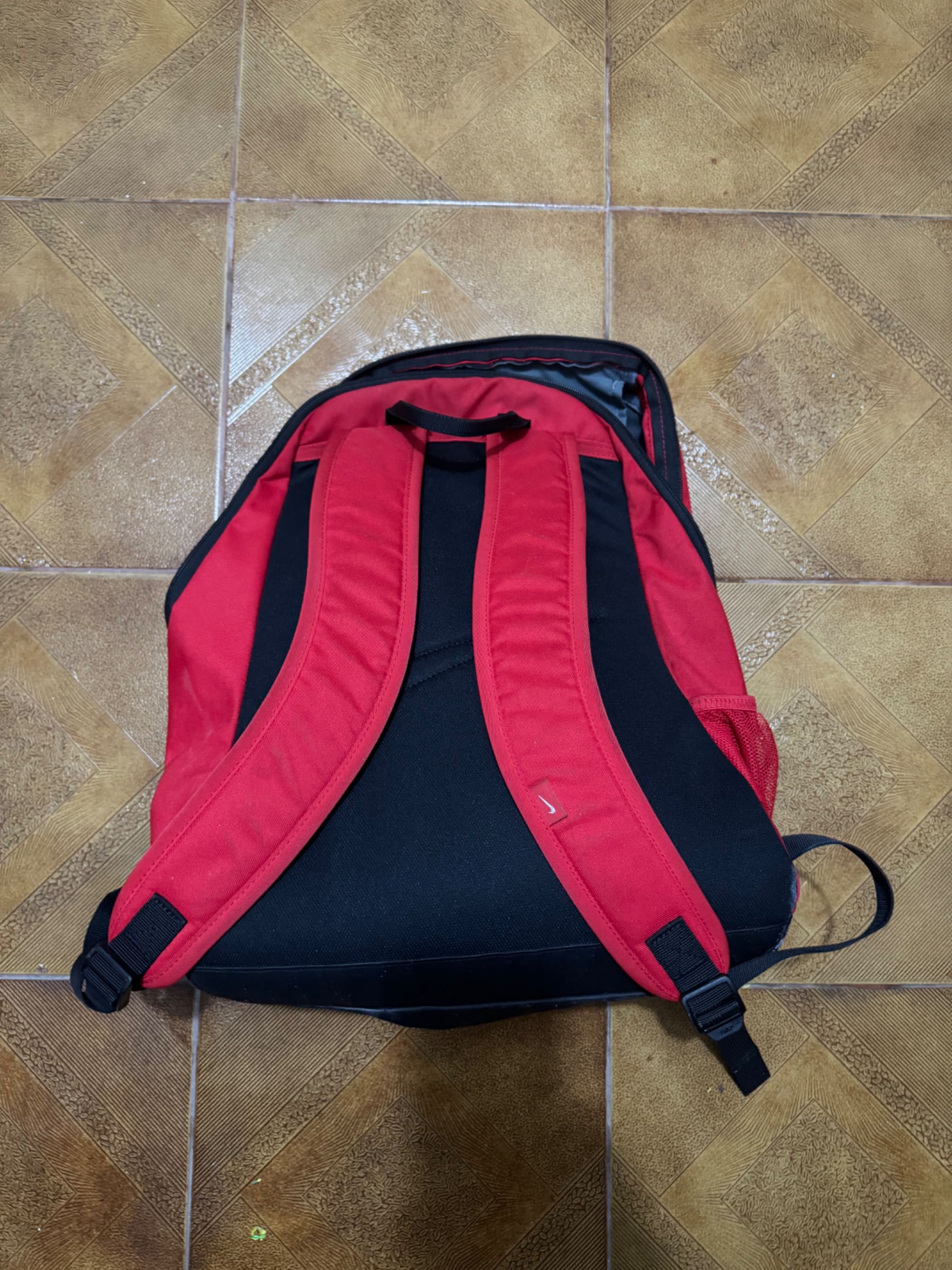 Mochila Nike com compartimento