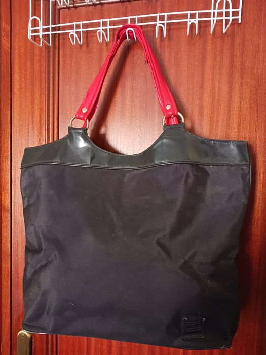 Mala preta e vermelha