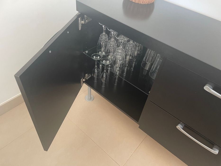 Aparador preto com 3 portas e 2 gavetas