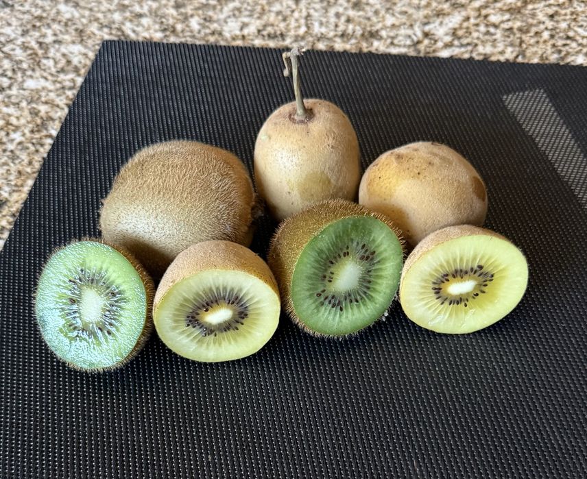 Kiwis amarelos e verdes