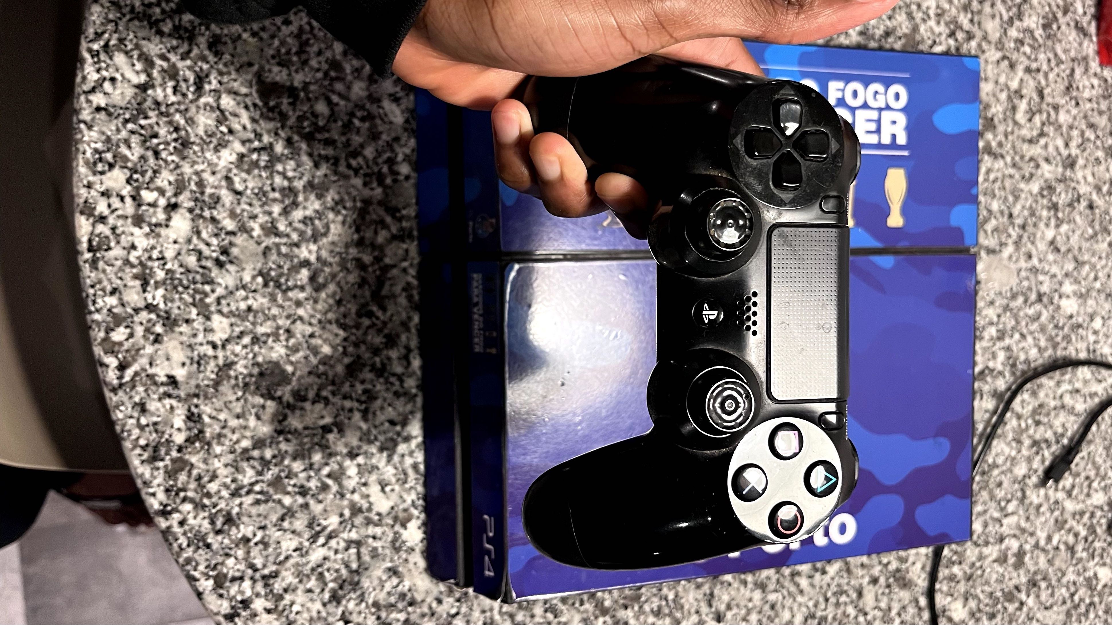 PLAYSTATION 4 (500 GB) com personalização do FC PORTO e 1 comando.