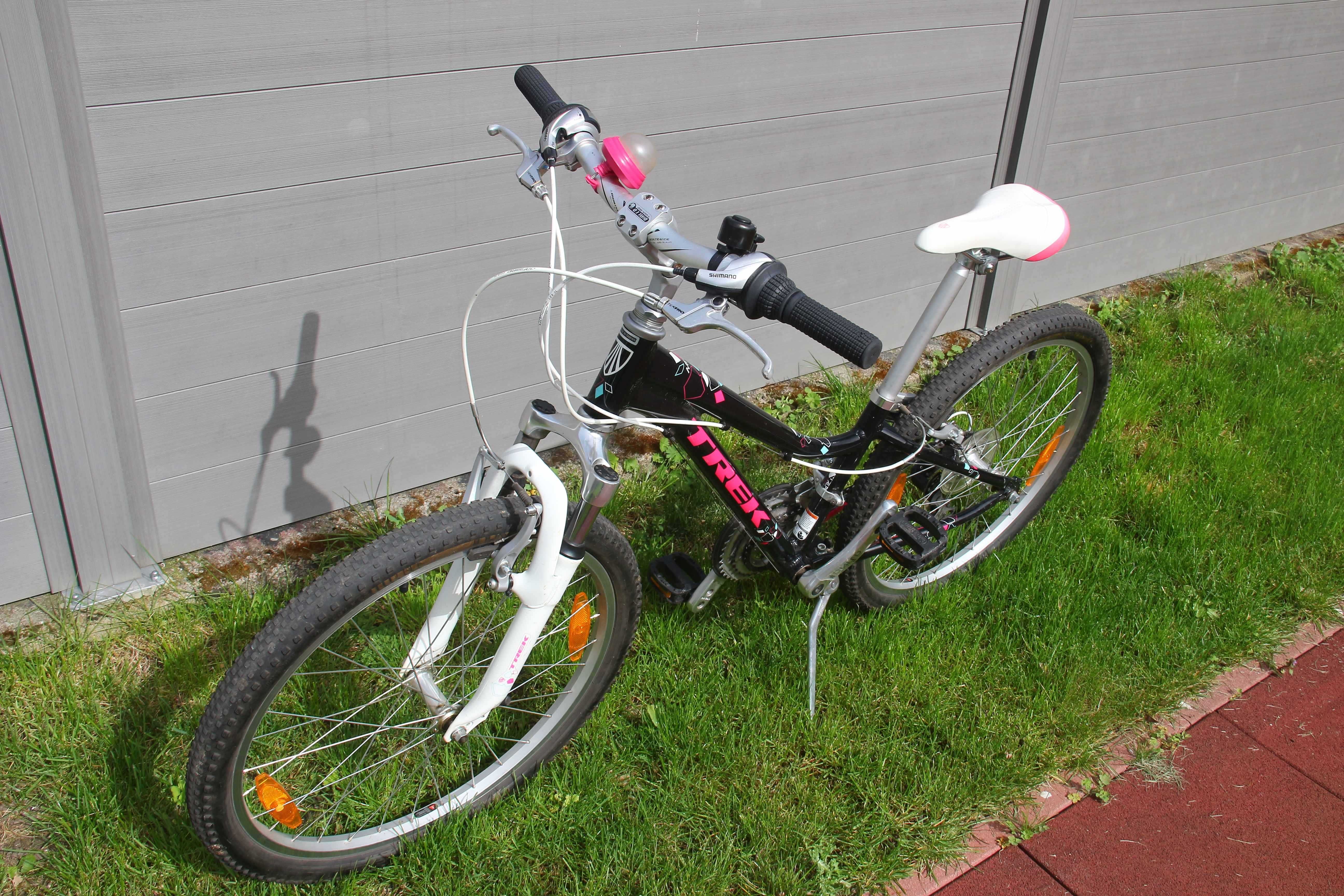 Rower dziecięcy Trek MT220 24" czarno-różowy