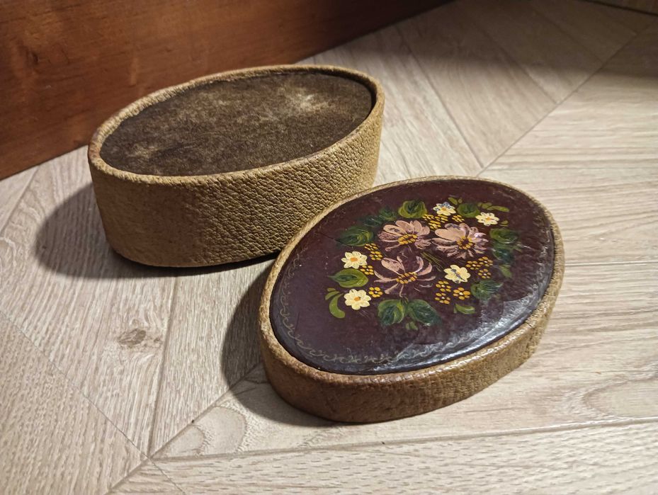 Pudełko z pokrywką stare skórzane malowane puzderko