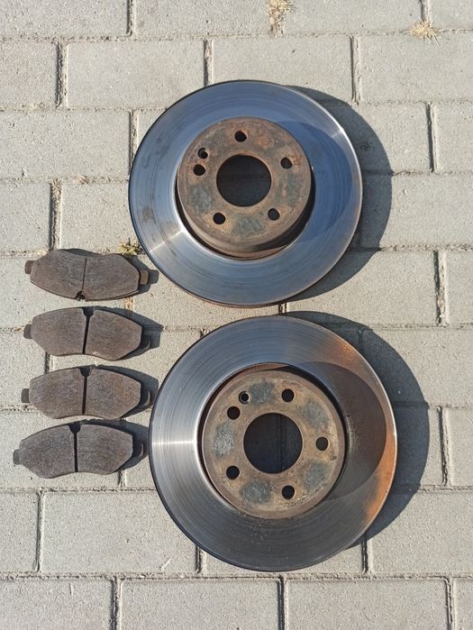 Передние тормозные диски с колодками Мерседес Вито 639 виано