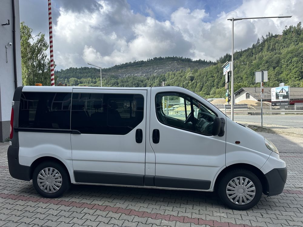 Renault Trafic 2.0 DCI 9 osób klima zadbany Środek jak nowy 2x koła