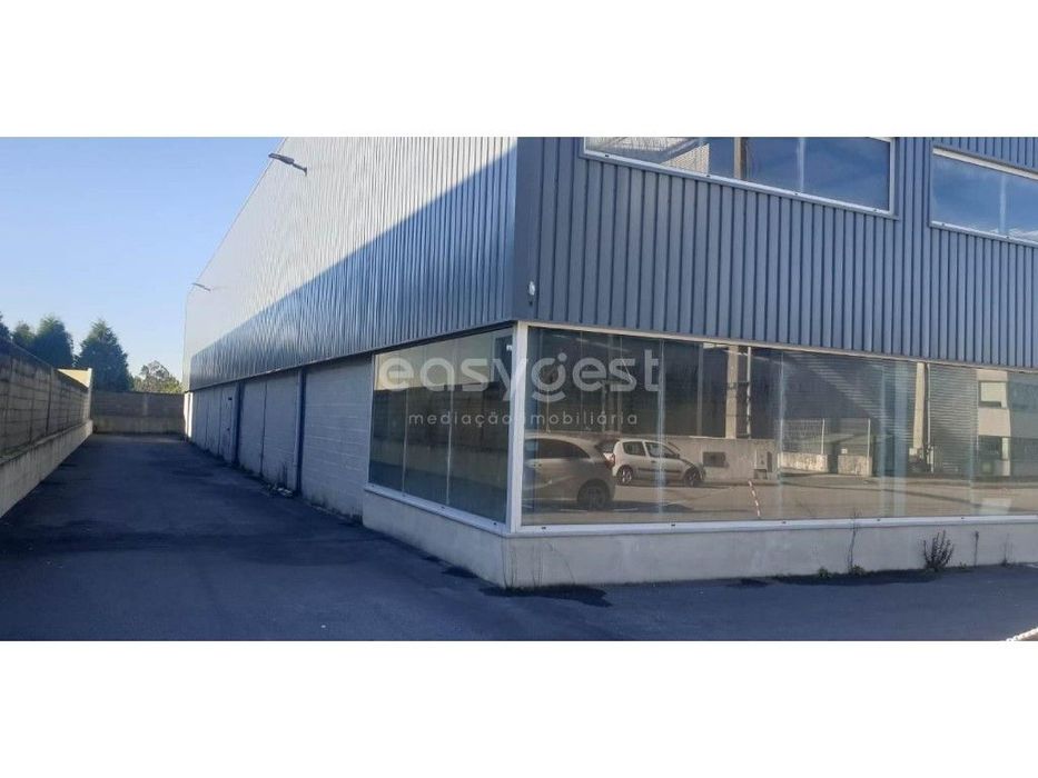 Espetacular Armazém situado na Zona Industrial da Palhaça