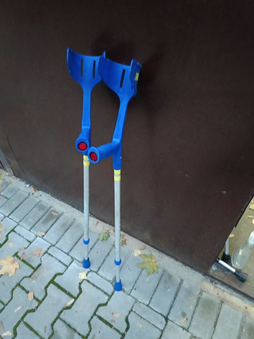 Kule ortopedyczne łokciowe – różne kolory, regulacja 145–195 cm

Na sp