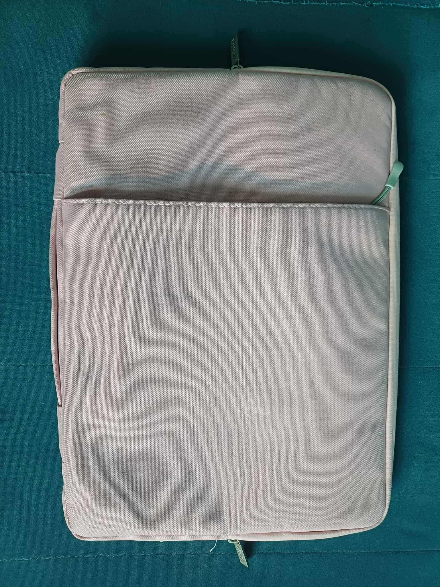 Różowa torba na laptopa