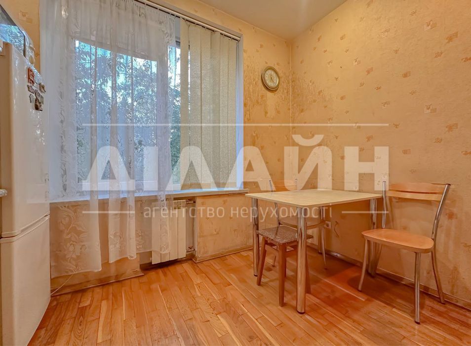 Краща локація! 2х кімн. Сталінка у Центрі міста!