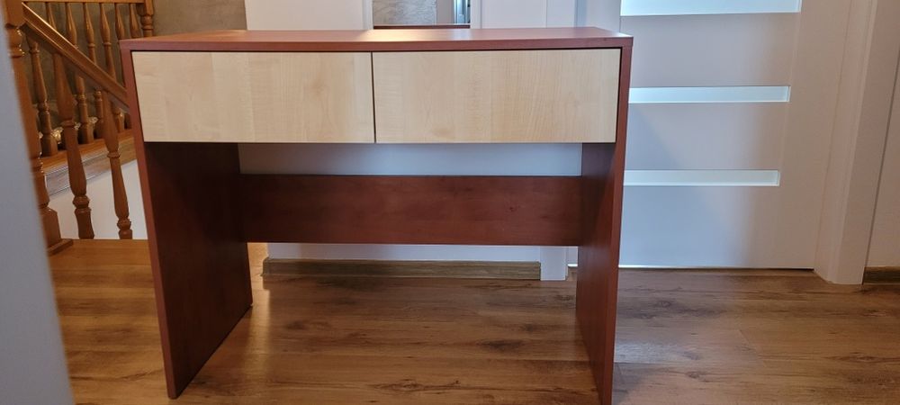 Stylowe biurko / toaletka – idealne do pracy i makijażu